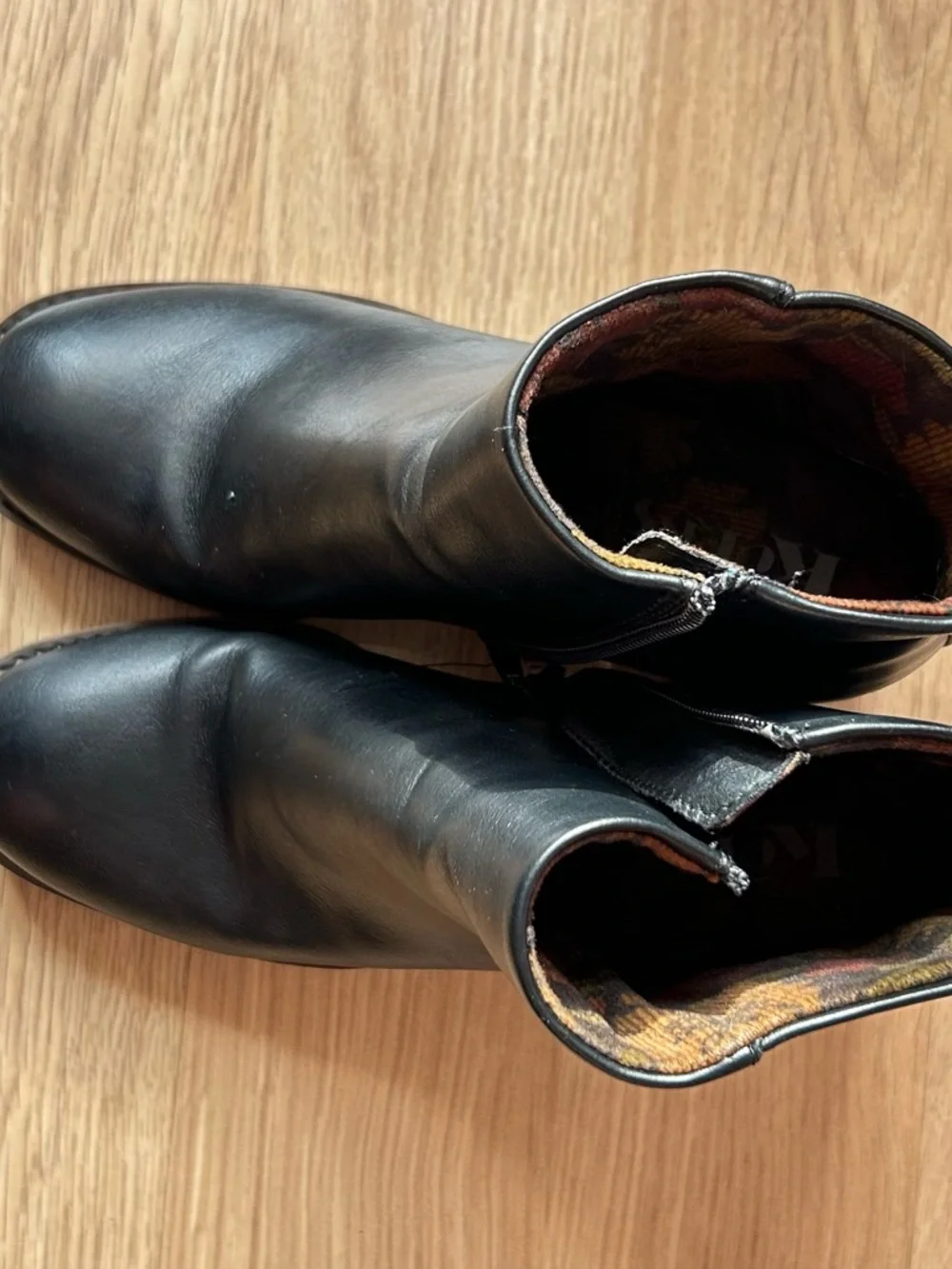 Korks Black Leather Ankle Boots Block Heel Zip Lug Sole Comfort size 6 M